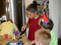 20160726 195422 Victoria cuts the cake